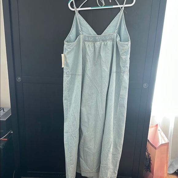 🆕 Denim light wash denim Blue Maxi Dress with V-Neckline
NWT - Picture 2 of 7